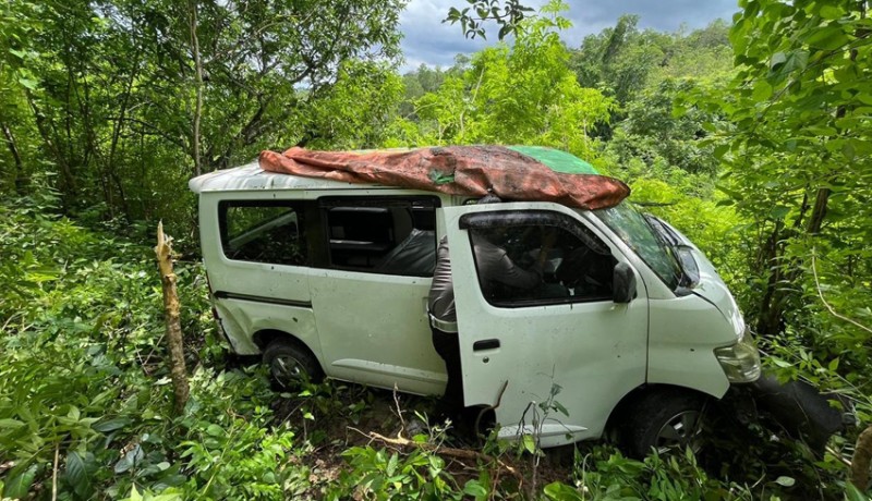 www.nusabali.com-rem-blong-mobil-jatuh-ke-jurang-sedalam-15-meter