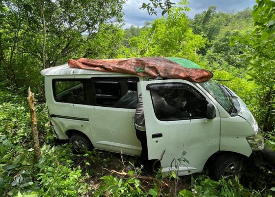 Nusabali.com - rem-blong-mobil-jatuh-ke-jurang-sedalam-15-meter