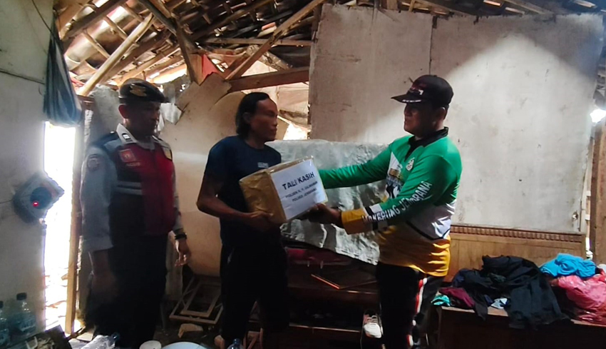 Diguyur Hujan, Atap Rumah Warga di Gilimanuk Ambruk