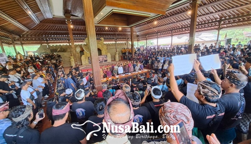 www.nusabali.com-lahan-kerja-dirampok-taksi-online-driver-pariwisata-geruduk-dprd-bali