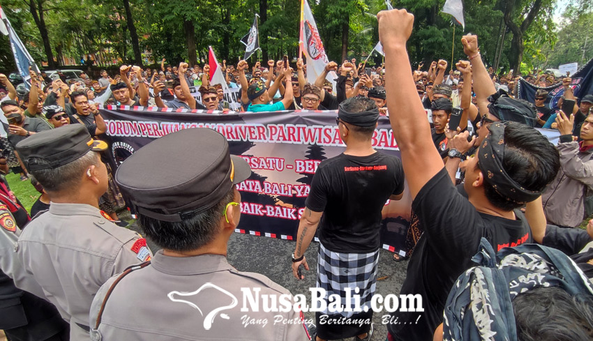 Sopir Tuntut Pembatasan Kuota Taksi Online