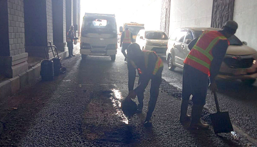 Jalan Berlubang di Underpass Simpang Tugu Ngurah Rai