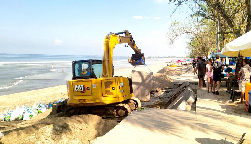 Perbaikan Pedestrian Rusak di Pantai Kuta Gunakan Geobag