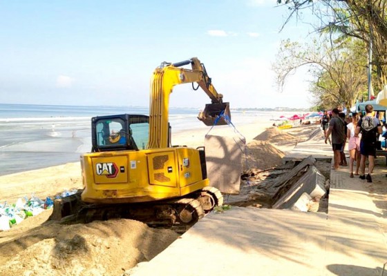 Nusabali.com - perbaikan-pedestrian-rusak-di-pantai-kuta-gunakan-geobag