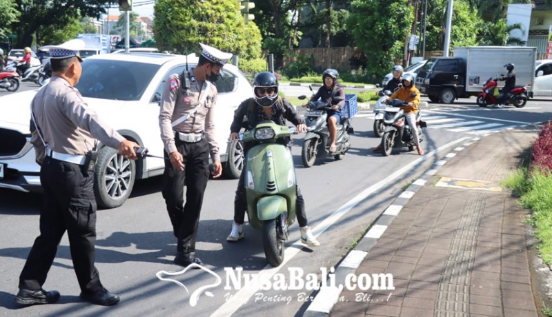 www.nusabali.com-satlantas-polresta-denpasar-pelototi-pelanggar-di-tl-cargo