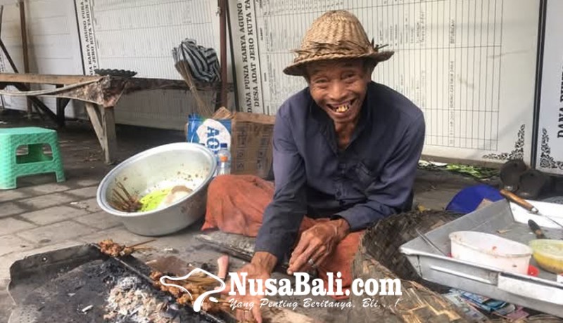 www.nusabali.com-lansia-produktif-renda-jualan-sate-di-depan-setra-taak