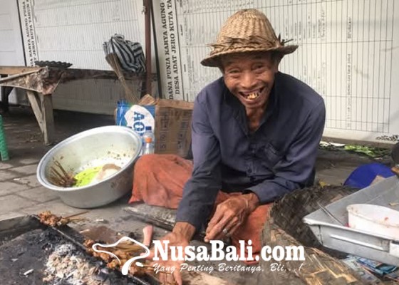 Nusabali.com - lansia-produktif-renda-jualan-sate-di-depan-setra-taak