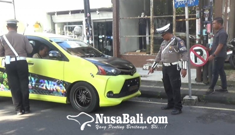 www.nusabali.com-satlantas-polres-gianyar-tilang-puluhan-pengendara