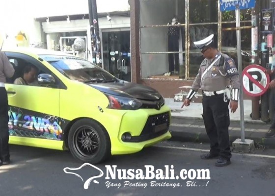 Nusabali.com - satlantas-polres-gianyar-tilang-puluhan-pengendara