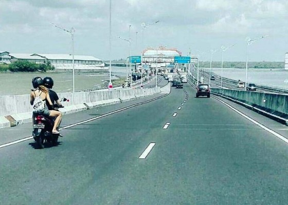 Nusabali.com - pemotor-salah-jalur-di-jalan-tol