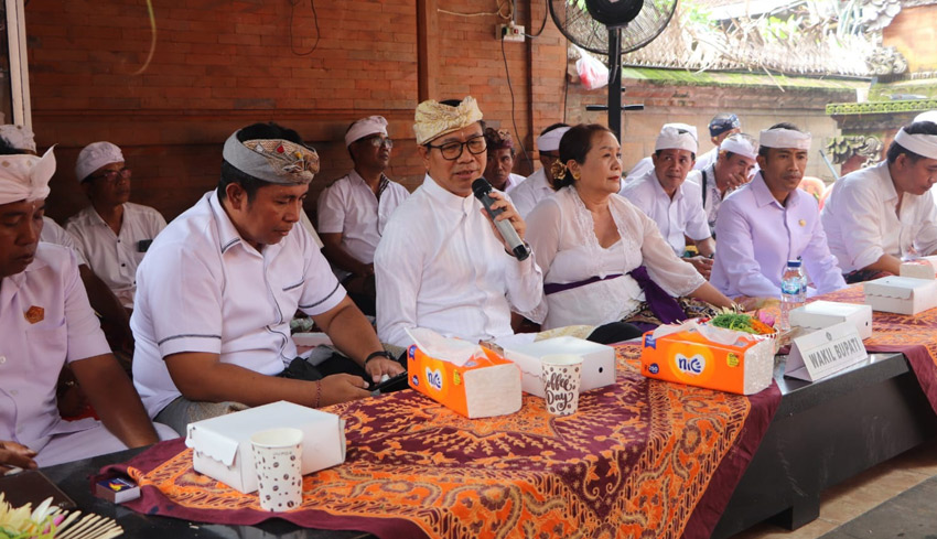 Wabup Suiasa Hadiri Karya Ngenteg Linggih Pura Taman Suci Darmasaba