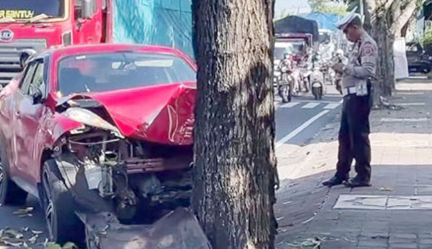 Pengemudi Ngantuk, Mobil Tabrak Pohon Perindang