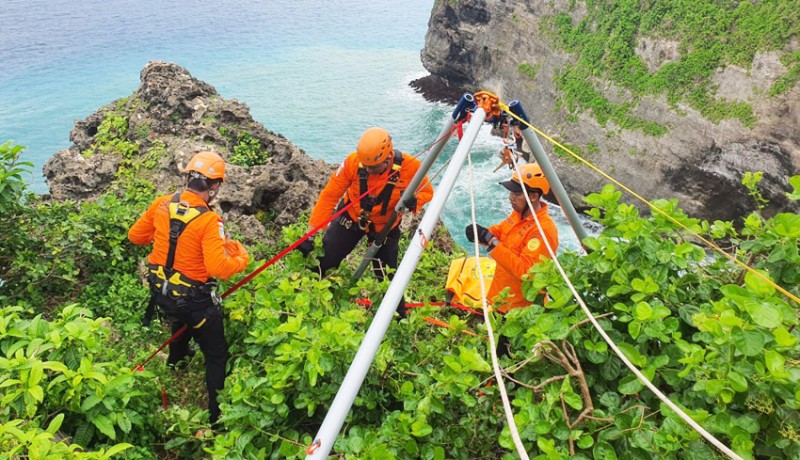 www.nusabali.com-wisatawan-terjatuh-di-alas-kekeran-uluwatu