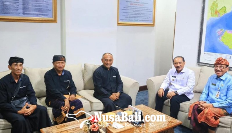 www.nusabali.com-undang-pj-bupati-klungkung-sembahyang-saat-pujawali