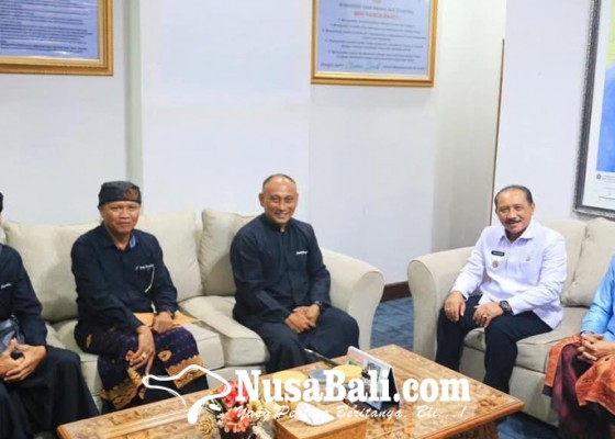 Nusabali.com - undang-pj-bupati-klungkung-sembahyang-saat-pujawali