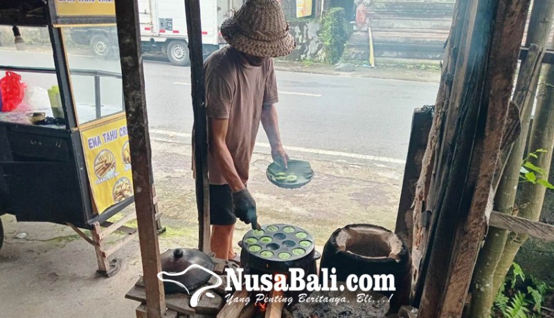 www.nusabali.com-covid-19-menghadang-jual-laklak-bangbang