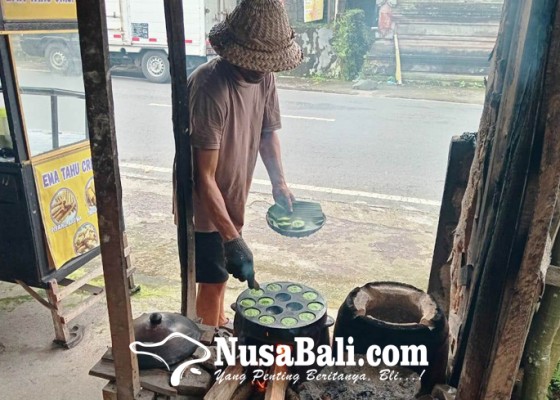 Nusabali.com - covid-19-menghadang-jual-laklak-bangbang