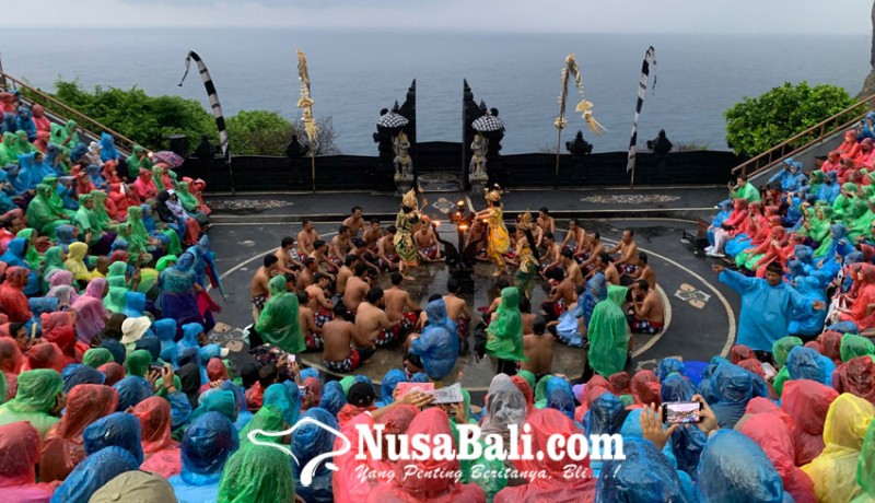 www.nusabali.com-musim-hujan-tari-kecak-uluwatu-tetap-pikat-wisatawan