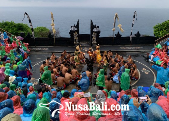 Nusabali.com - musim-hujan-tari-kecak-uluwatu-tetap-pikat-wisatawan