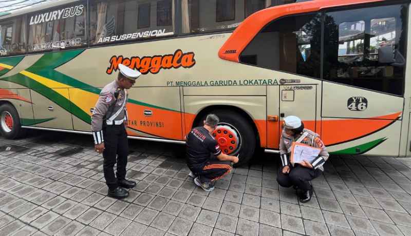 www.nusabali.com-polisi-lalu-lintas-periksa-kelaikan-bus-angkutan-umum