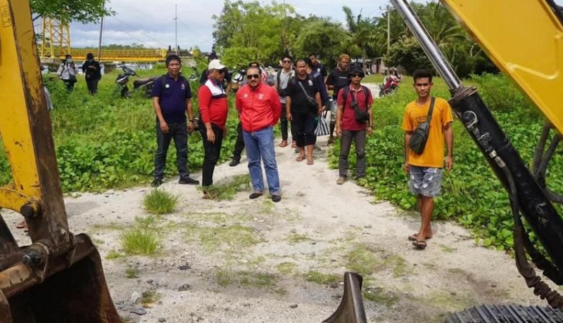 www.nusabali.com-perbekel-desa-lembongan-dan-warga-atasi-genangan-air