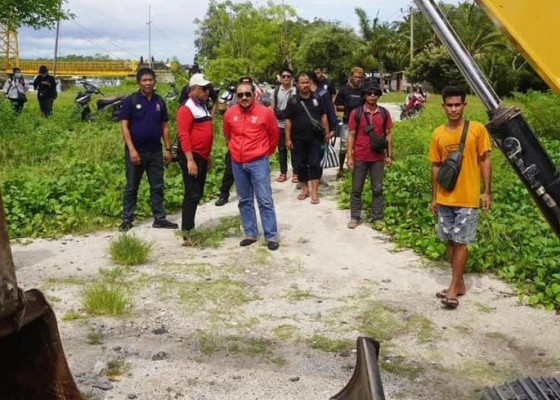 Nusabali.com - perbekel-desa-lembongan-dan-warga-atasi-genangan-air