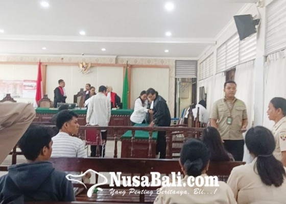 Nusabali.com - diduga-keroyok-ibu-hamil-satu-keluarga-disidang