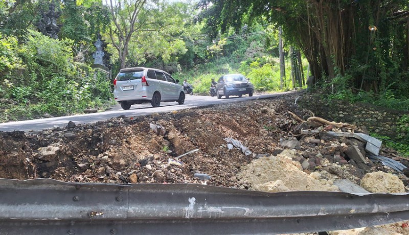 www.nusabali.com-guardrail-dan-jalan-rusak-parah-di-goa-gong-jimbaran