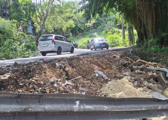 Nusabali.com - guardrail-dan-jalan-rusak-parah-di-goa-gong-jimbaran