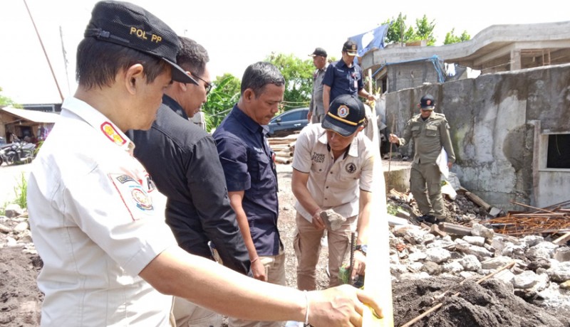 www.nusabali.com-satpol-pp-tutup-proyek-vila-di-canggu