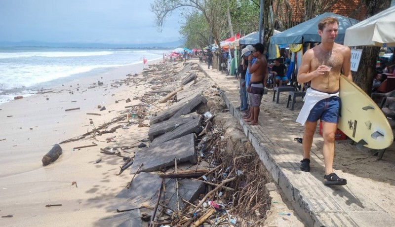 www.nusabali.com-pedestrian-pantai-kuta-jebol-lagi-kerusakan-makin-parah-akibat-gelombang-tinggi