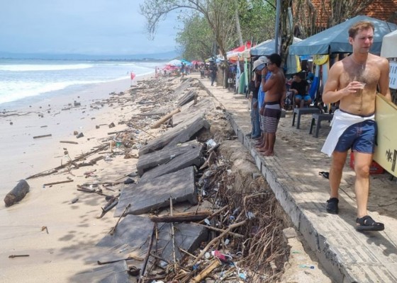 Nusabali.com - pedestrian-pantai-kuta-jebol-lagi-kerusakan-makin-parah-akibat-gelombang-tinggi