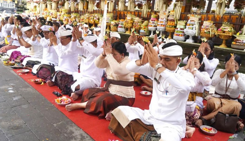 www.nusabali.com-pemkab-klungkung-ngaturang-bakti-penganyar-di-pura-gunung-raung