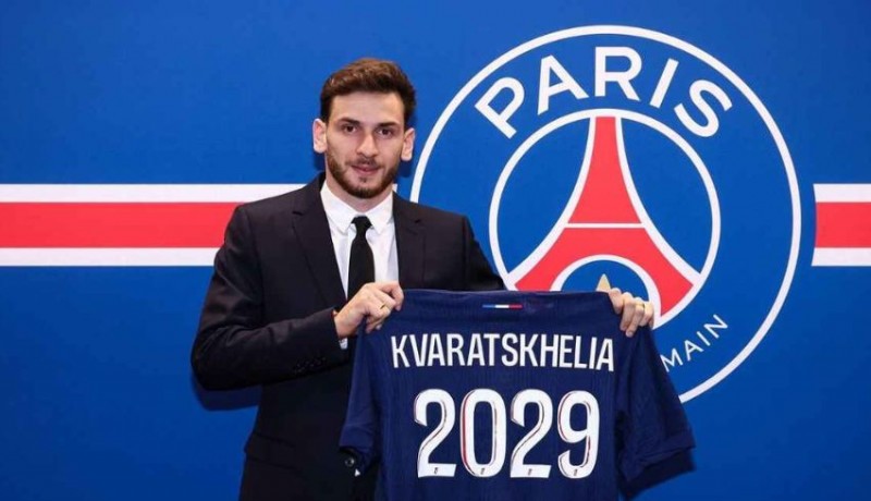 www.nusabali.com-khvicha-kvaratskhelia-resmi-gabung-psg-siap-tulis-sejarah-baru-di-paris