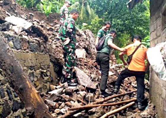 Nusabali.com - 8-titik-longsor-di-muntigunung-kangin