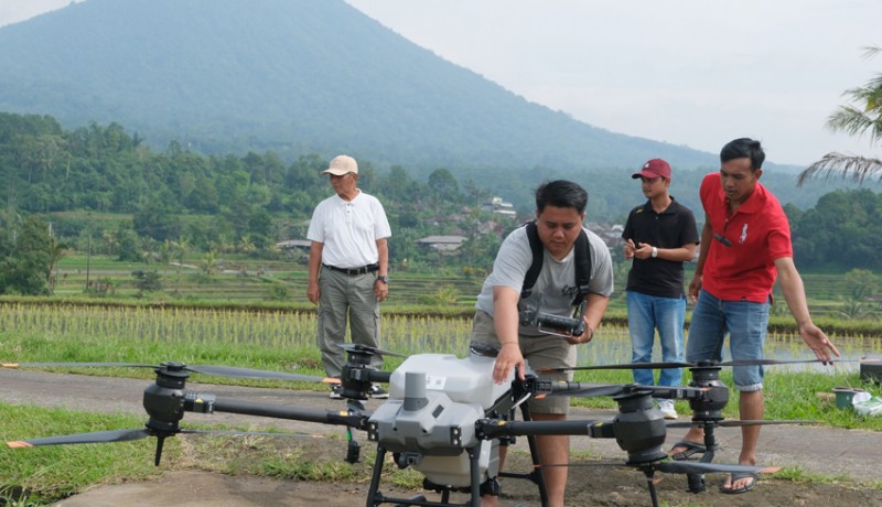 www.nusabali.com-latihan-penggunaan-drone-untuk-bertani-di-bali