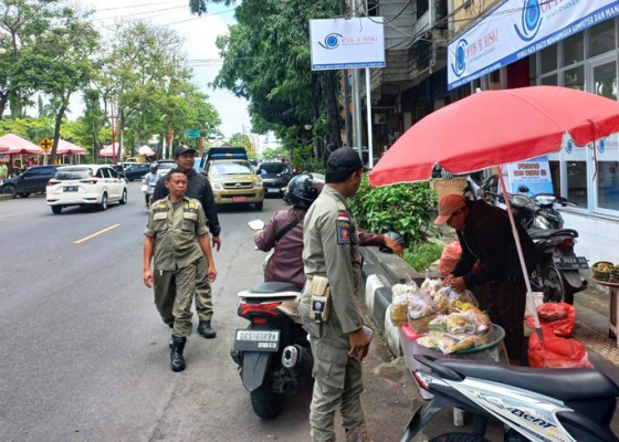 Nusabali.com - satpol-pp-gianyar-tertibkan-pedagang