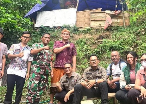 Nusabali.com - rumah-warga-miskin-roboh-disapu-angin-kencang