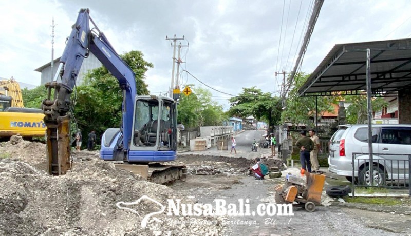 www.nusabali.com-jalan-jebol-di-lukluk-mulai-diperbaiki