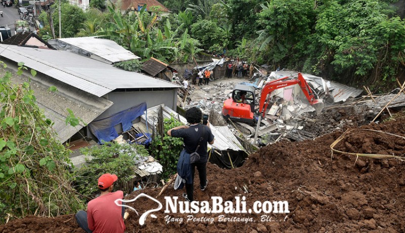 www.nusabali.com-sekda-denpasar-alit-wiradana-tinjau-lokasi-musibah-longsor-di-ubung-kaja