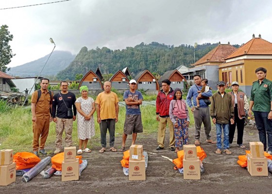 Nusabali.com - 9-korban-banjir-dan-longsor-di-kintamani-terima-bantuan