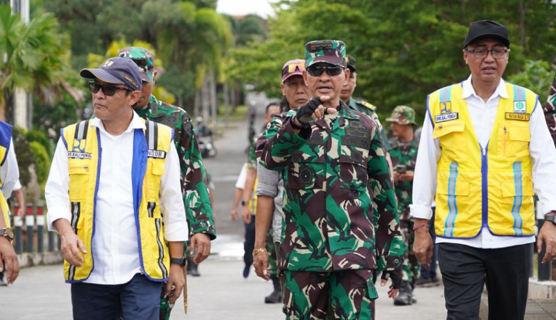 www.nusabali.com-pangdam-touring-tinjau-penanganan-sampah-sungai-dan-laut