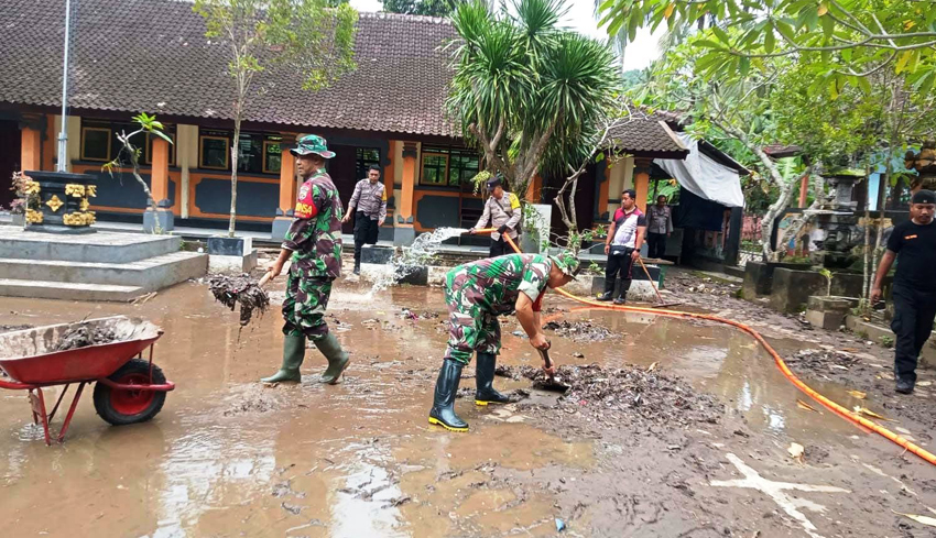 SDN 6 Antiga Diterjang Banjir Lumpur