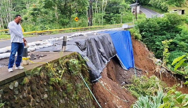 www.nusabali.com-diterjang-banjir-jalan-bangbang-rendang-tergerus