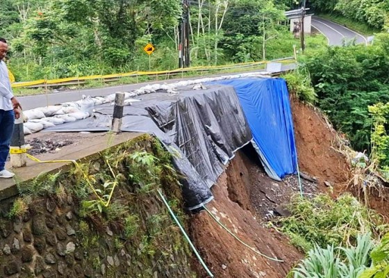 Nusabali.com - diterjang-banjir-jalan-bangbang-rendang-tergerus