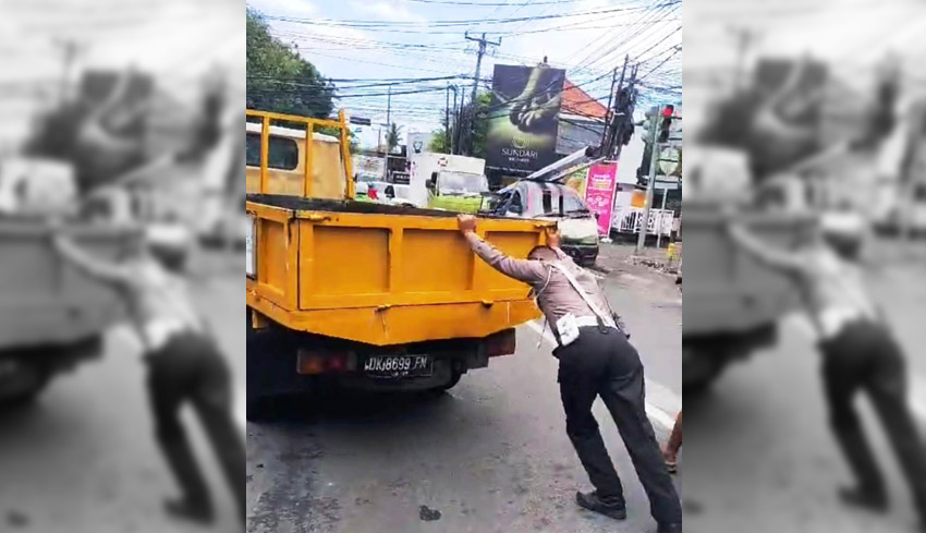 Polantas Dorong Truk Mogok Jadi Tontonan Warga