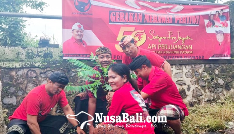 www.nusabali.com-pdip-gianyar-tanam-pohon-di-pura-gunung-sari