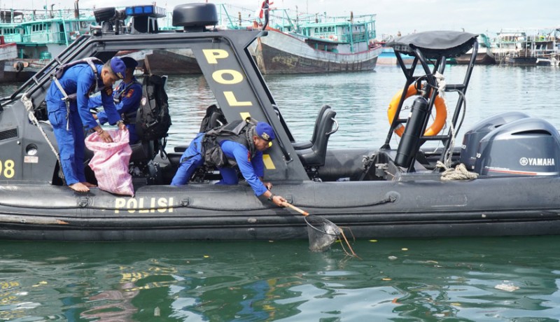 www.nusabali.com-bersihkan-laut-polairud-kumpulkan-puluhan-karung-sampah