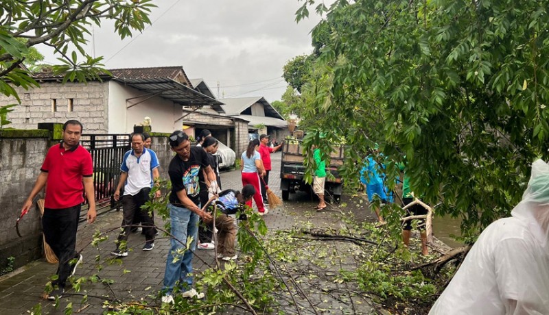 www.nusabali.com-kesiman-bersih-bersih-sempadan-tukad-pendem