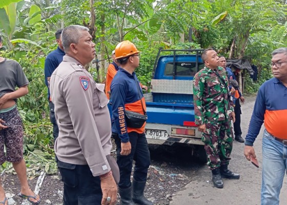 Nusabali.com - warga-desa-paksebali-khawatir-batu-besar-rawan-longsor